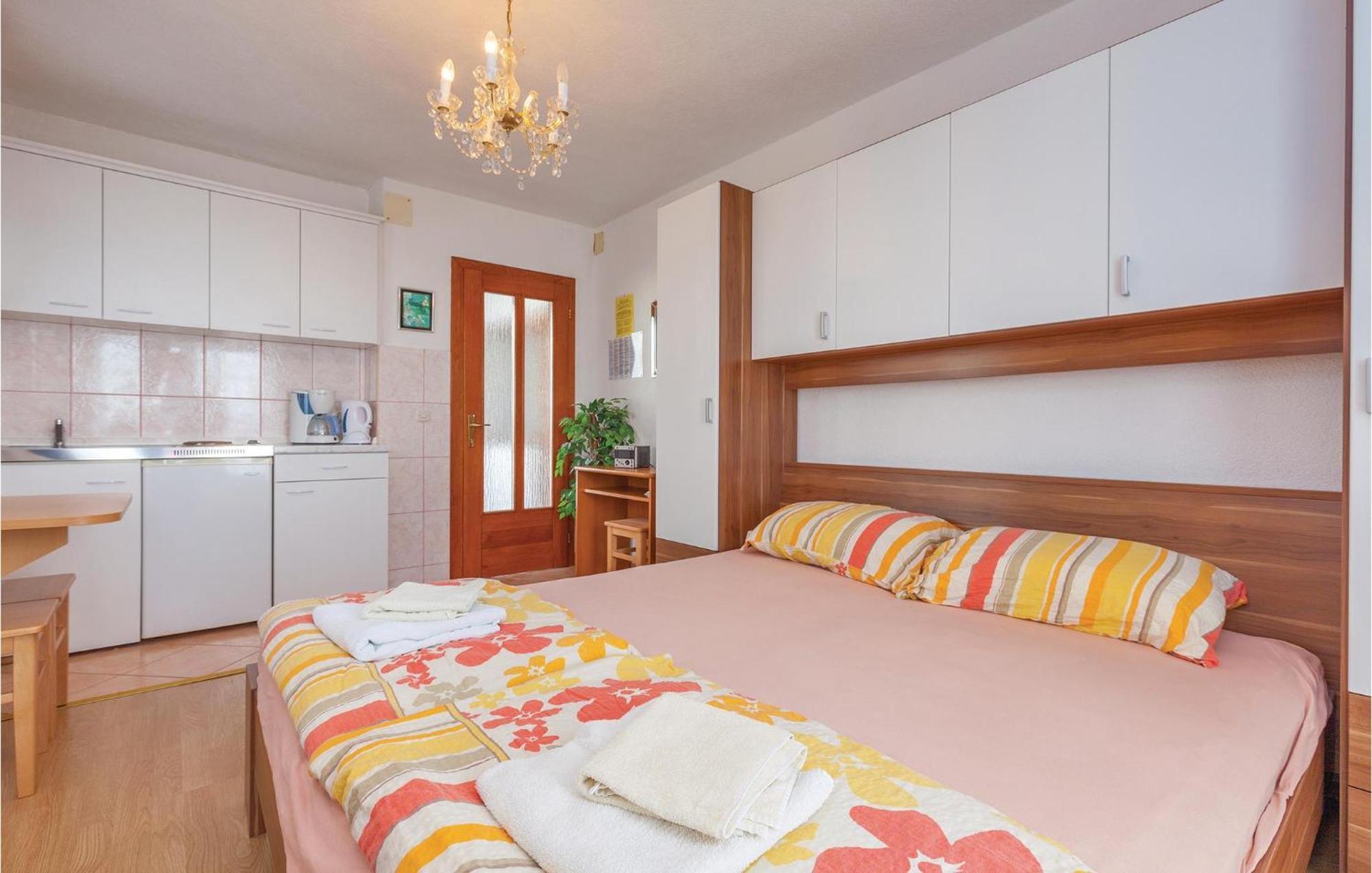 Nice Apartment In Crikvenica With Kitchen エクステリア 写真