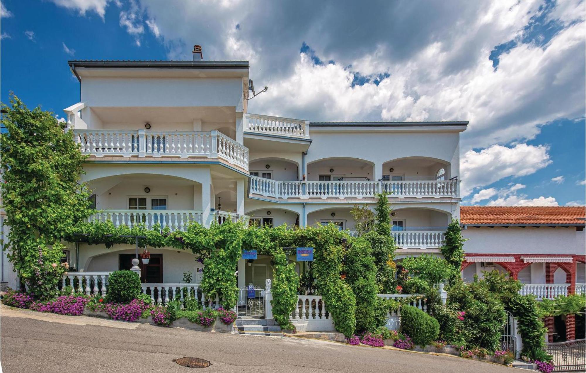 Nice Apartment In Crikvenica With Kitchen エクステリア 写真