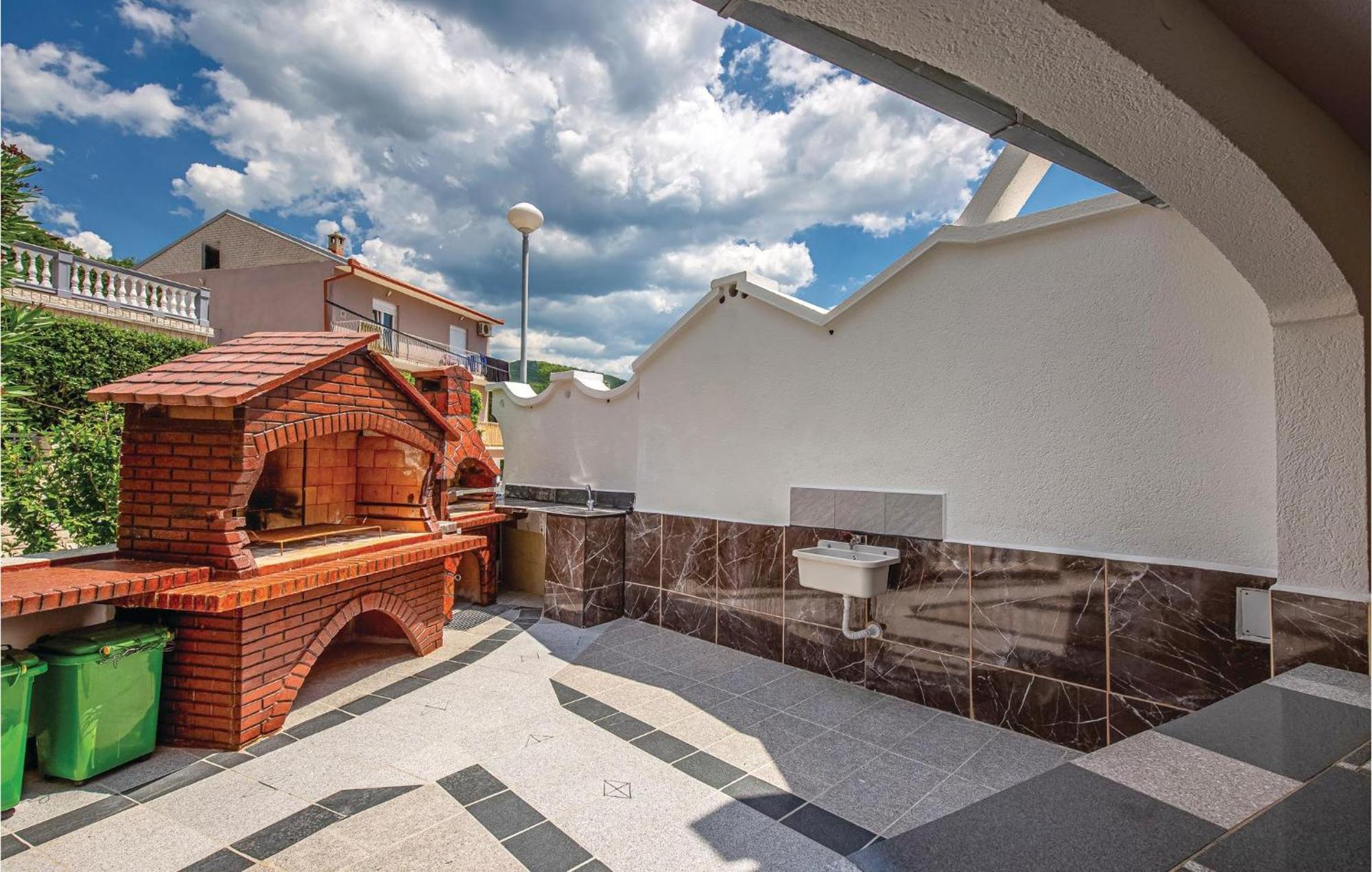 Nice Apartment In Crikvenica With Kitchen エクステリア 写真